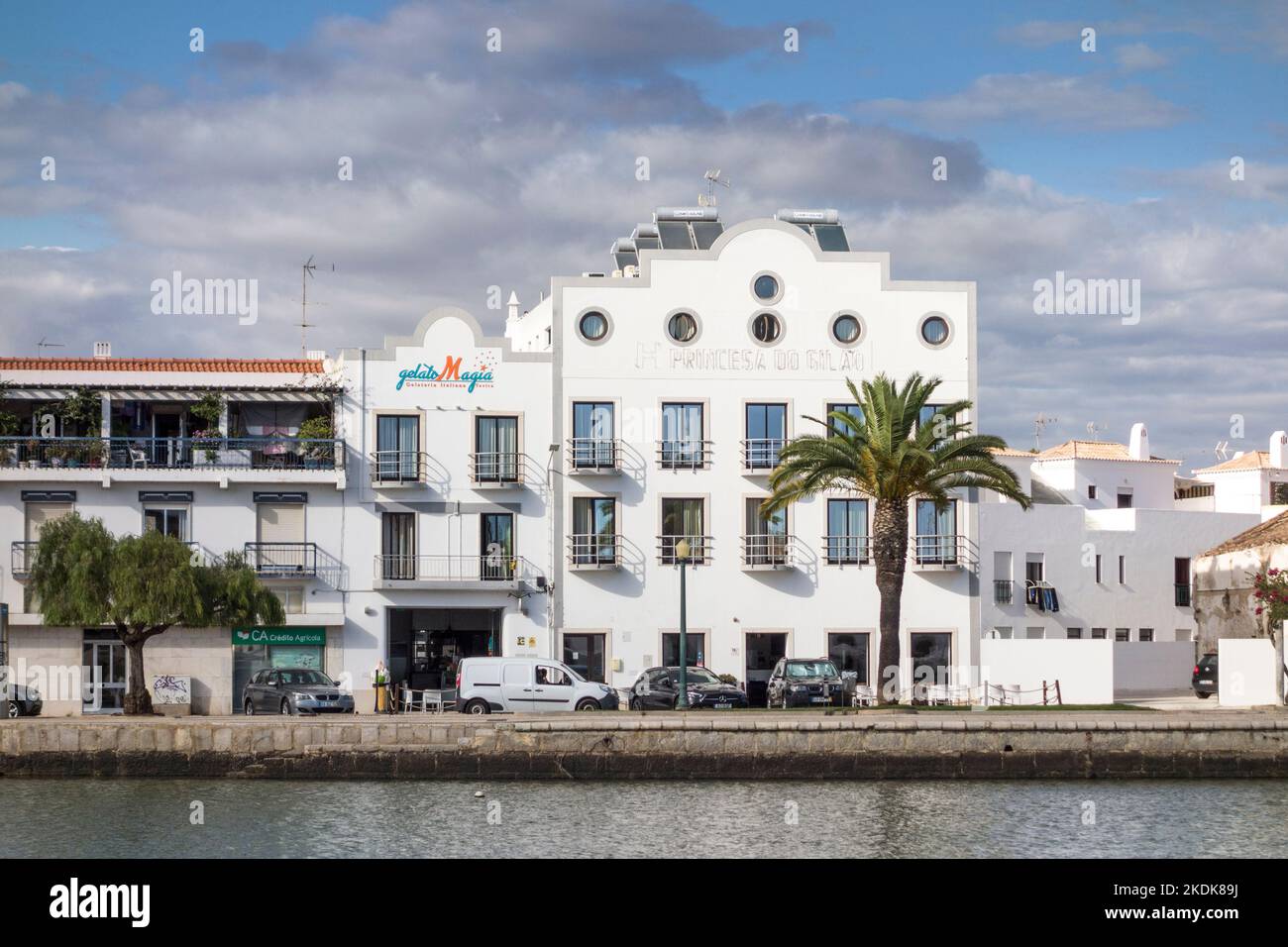 Vista sul fiume Gilao con edifici imbiancati, Tavira, Algarve, Portogallo Foto Stock