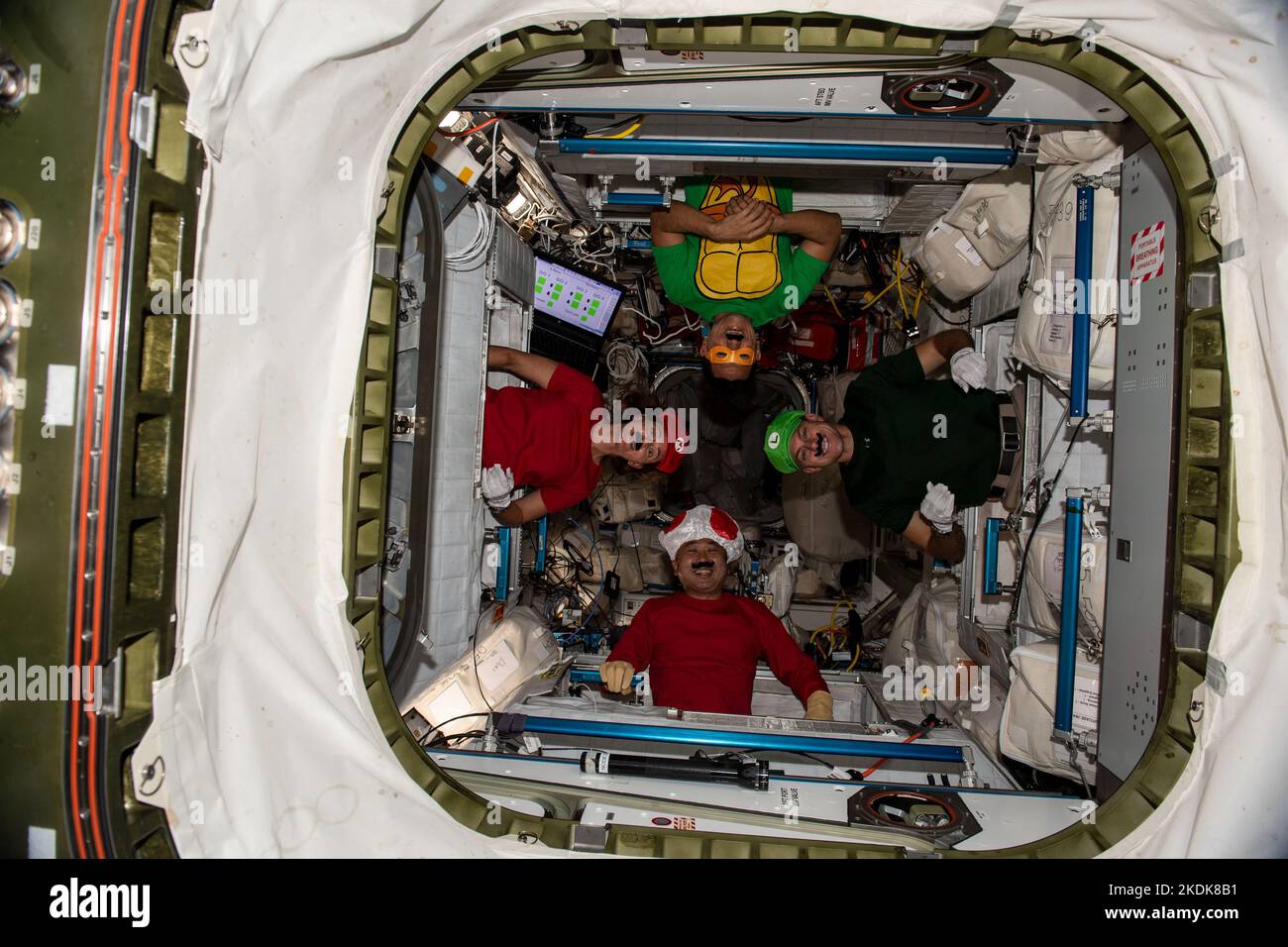 ISS - 31 ottobre 2022 - quattro ingegneri di volo ISS Expedition 68 vestono come popolari video game e personaggi dei cartoni animati per celebrare Halloween divertente aboar Foto Stock