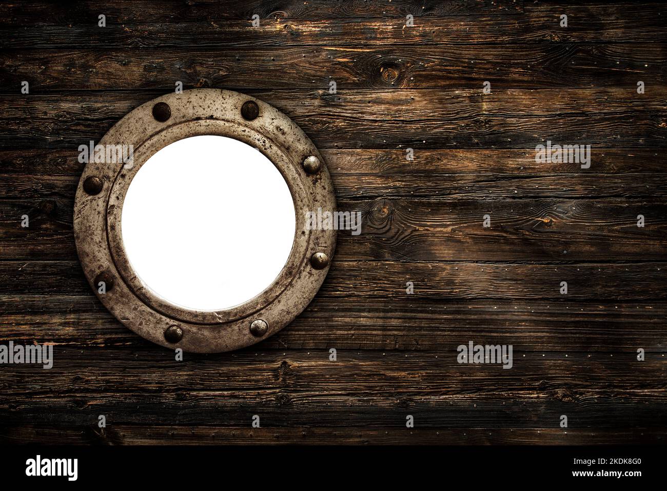Primo piano di un vecchio oblò chiuso arrugginito vuoto. Vecchio ricco legno grana sfondo con nodi. Foto Stock