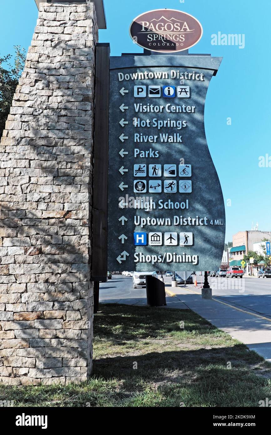 Un cartello su Pagosa Street nel centro di Pagosa Springs, Colorado, fornisce indicazioni per le attrazioni del quartiere del centro. Foto Stock