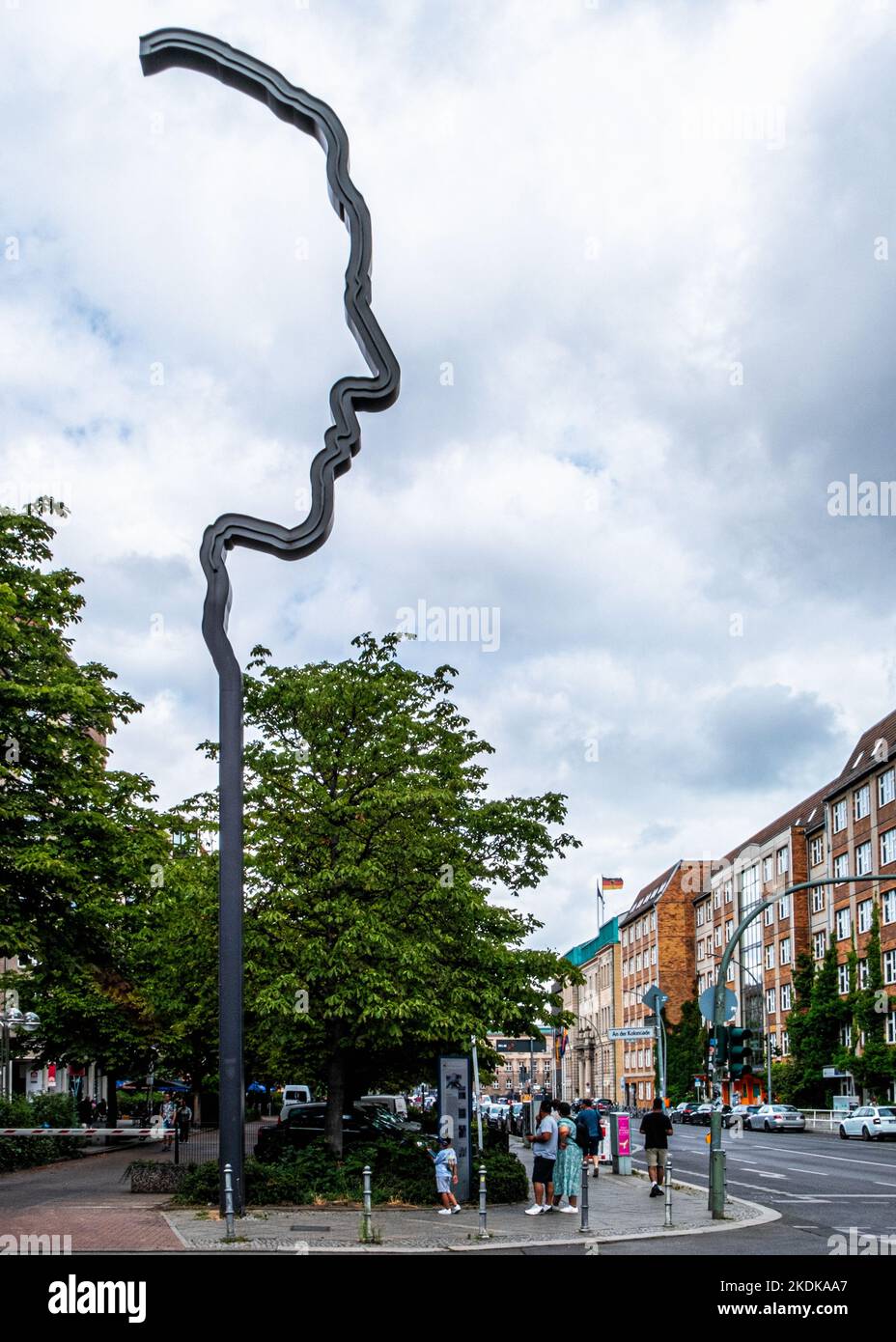 Johann Georg Elser Memorial, scultura in acciaio dello scultore Ulrich Klagess a Wilhelmstrasse, Mitte, Berlino. Foto Stock