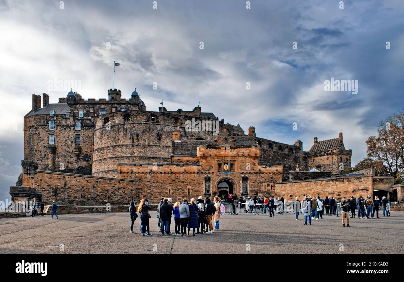 Edimburgo Scozia il Castello e i turisti Foto Stock
