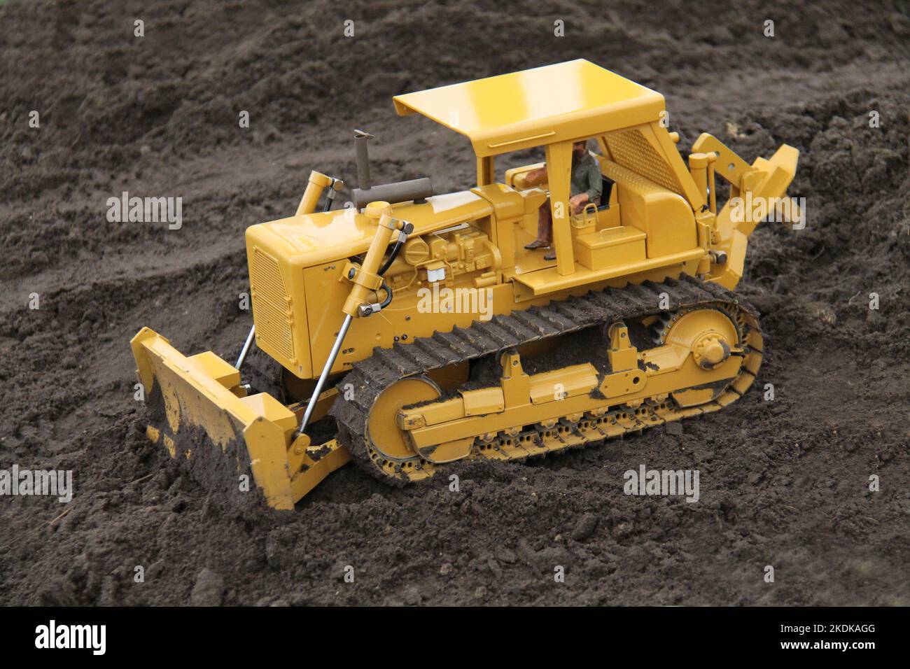 Un modello piccolo di un veicolo bulldozer da costruzione. Foto Stock