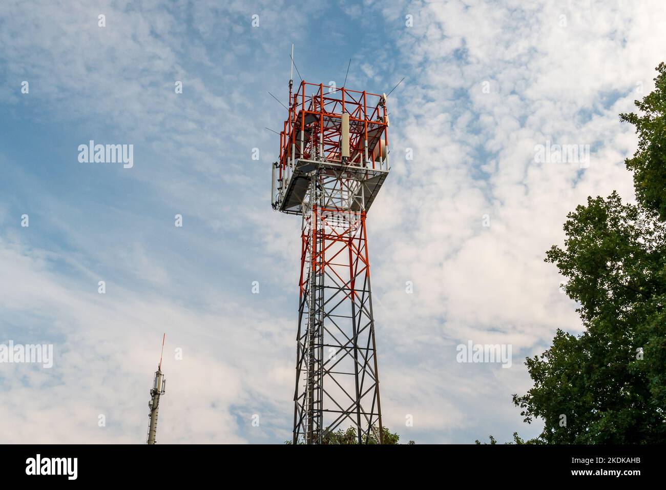Torre di cellule 5G e palo fornitore cellulare singolo separato Foto Stock