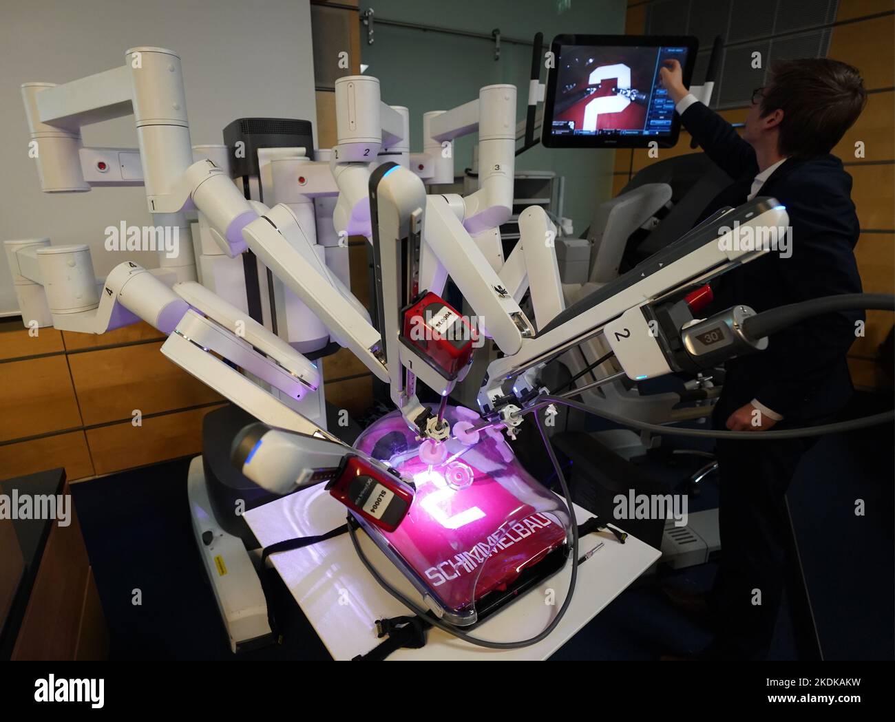 Amburgo, Germania. 07th Nov 2022. Una maglia di Tobias Schimmelbauer, giocatore di Handball Sport Verein Hamburg (HSVH), è in un moderno robot chirurgico da Vinci presso l'Asklepios Klinik Altona per la firma. Bloccato con il robot. Il robot viene utilizzato per complicate operazioni urologiche. La campagna mira a sensibilizzare gli uomini sulla salute e sulla prevenzione nell'ambito del Movember. Credit: Marcus Brandt/dpa/Alamy Live News Foto Stock