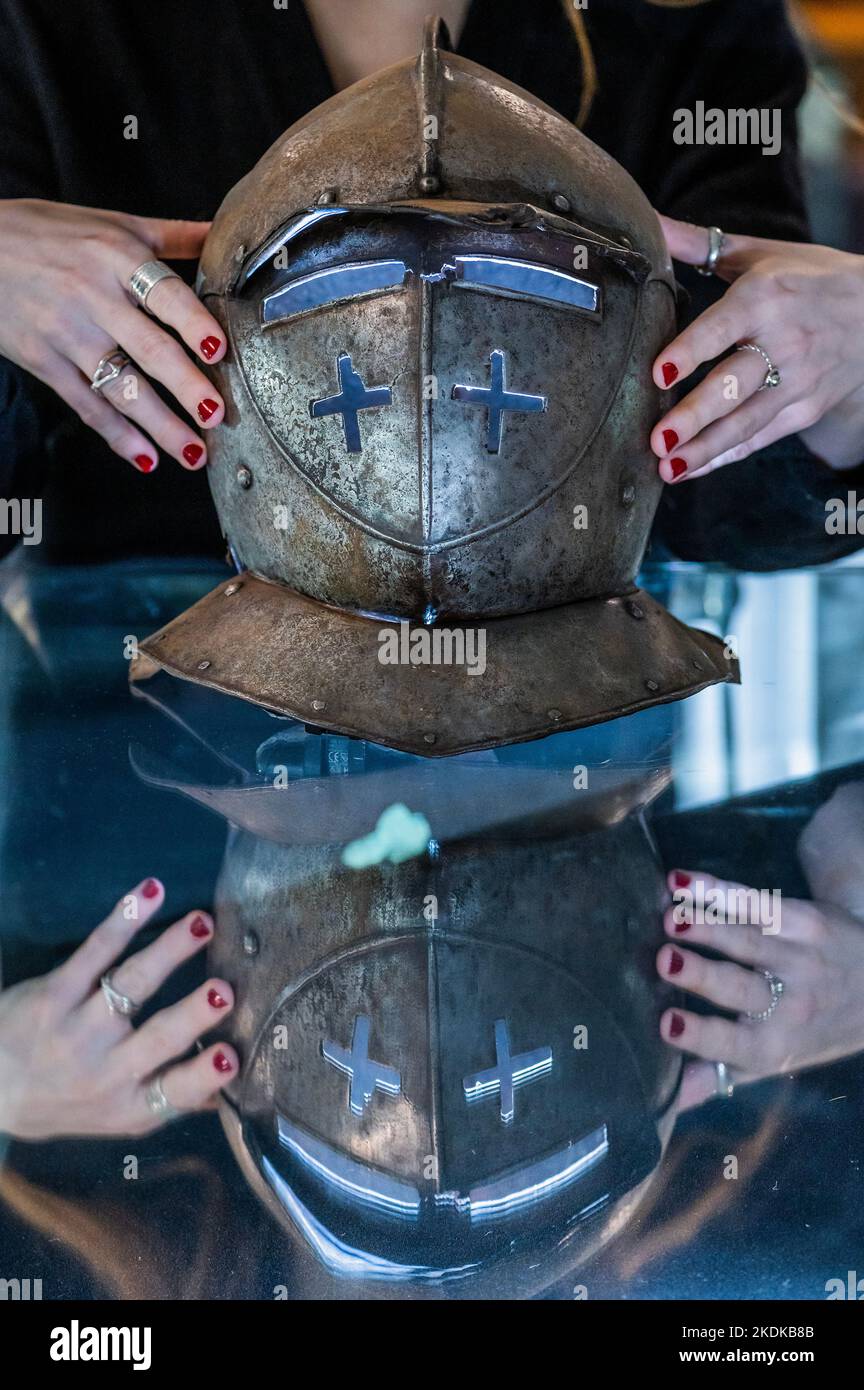 Londra, Regno Unito. 7th Nov 2022. L'elmetto di Un set tedesco Half-Armour, inizio 17th ° secolo, est £ 2.500-3.500 - Anteprima delle vendite di Bonhams 'Arms e Armour presso il negozio di Knightsbridge. Le vendite hanno luogo il 9-10 novembre a Knightsbridge. Credit: Guy Bell/Alamy Live News Foto Stock