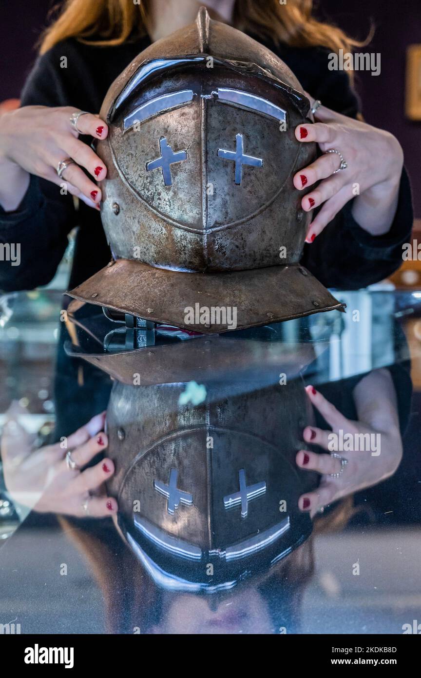 Londra, Regno Unito. 7th Nov 2022. L'elmetto di Un set tedesco Half-Armour, inizio 17th ° secolo, est £ 2.500-3.500 - Anteprima delle vendite di Bonhams 'Arms e Armour presso il negozio di Knightsbridge. Le vendite hanno luogo il 9-10 novembre a Knightsbridge. Credit: Guy Bell/Alamy Live News Foto Stock