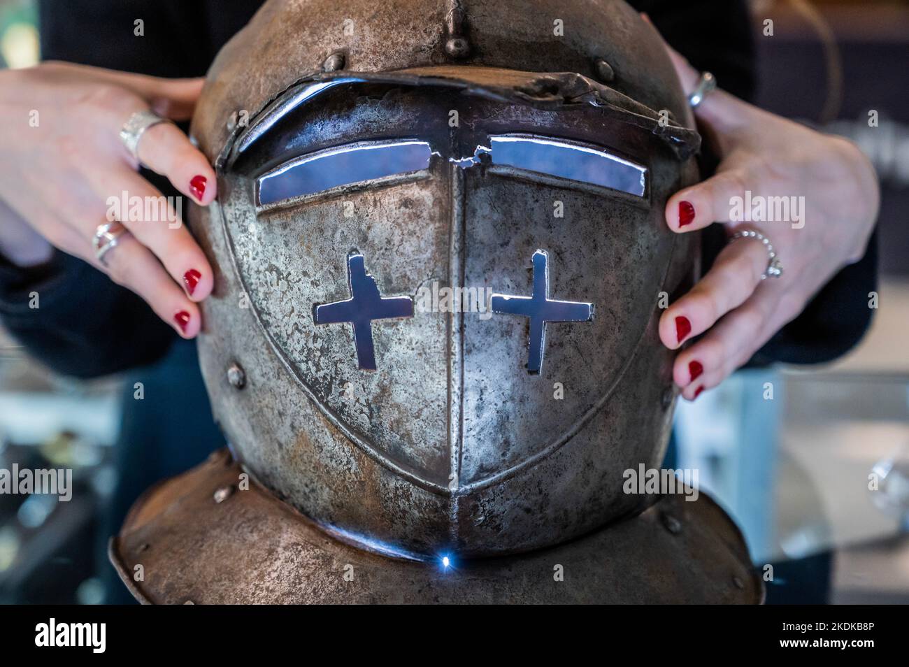 Londra, Regno Unito. 7th Nov 2022. L'elmetto di Un set tedesco Half-Armour, inizio 17th ° secolo, est £ 2.500-3.500 - Anteprima delle vendite di Bonhams 'Arms e Armour presso il negozio di Knightsbridge. Le vendite hanno luogo il 9-10 novembre a Knightsbridge. Credit: Guy Bell/Alamy Live News Foto Stock