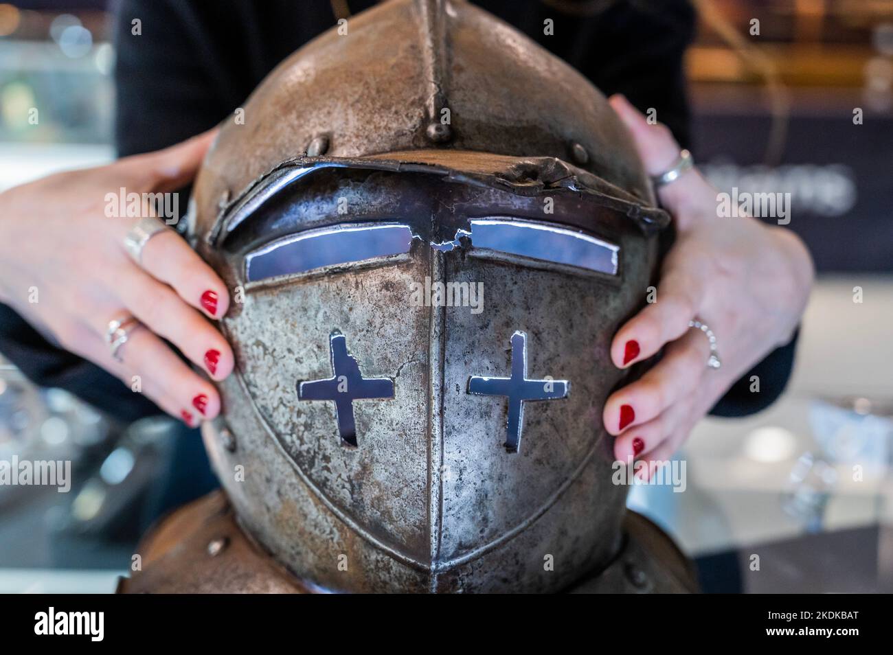 Londra, Regno Unito. 7th Nov 2022. L'elmetto di Un set tedesco Half-Armour, inizio 17th ° secolo, est £ 2.500-3.500 - Anteprima delle vendite di Bonhams 'Arms e Armour presso il negozio di Knightsbridge. Le vendite hanno luogo il 9-10 novembre a Knightsbridge. Credit: Guy Bell/Alamy Live News Foto Stock