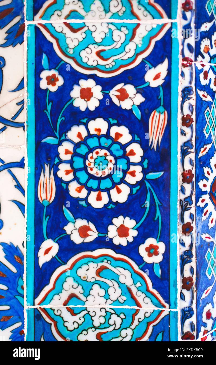 Piastrelle blu turche fatte a mano con motivi floreali. Foto Stock