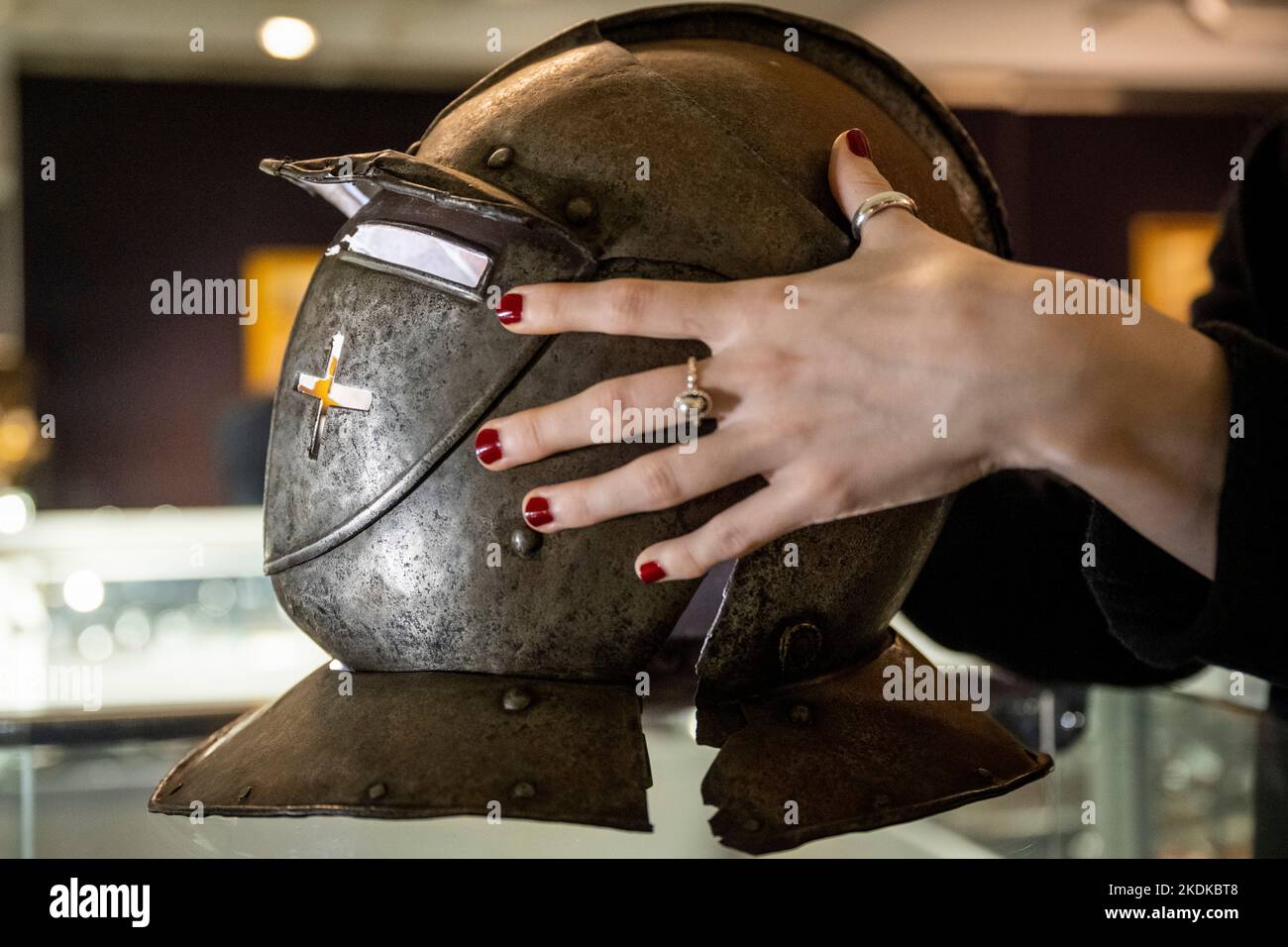 Londra, Regno Unito. 7 novembre 2022. Un membro dello staff presenta il casco di ‘‘Un mezzo armour tedesco’, inizio 17th ° secolo, (Est. $£2.500 - £3.500) ad una fotocall di Bonhams Arms and Armour sale che include la collezione Chris Wynn dei primi Purdeys. L'asta avrà luogo a Bonhams Knightsbridge il 9 novembre. Credit: Stephen Chung / Alamy Live News Foto Stock