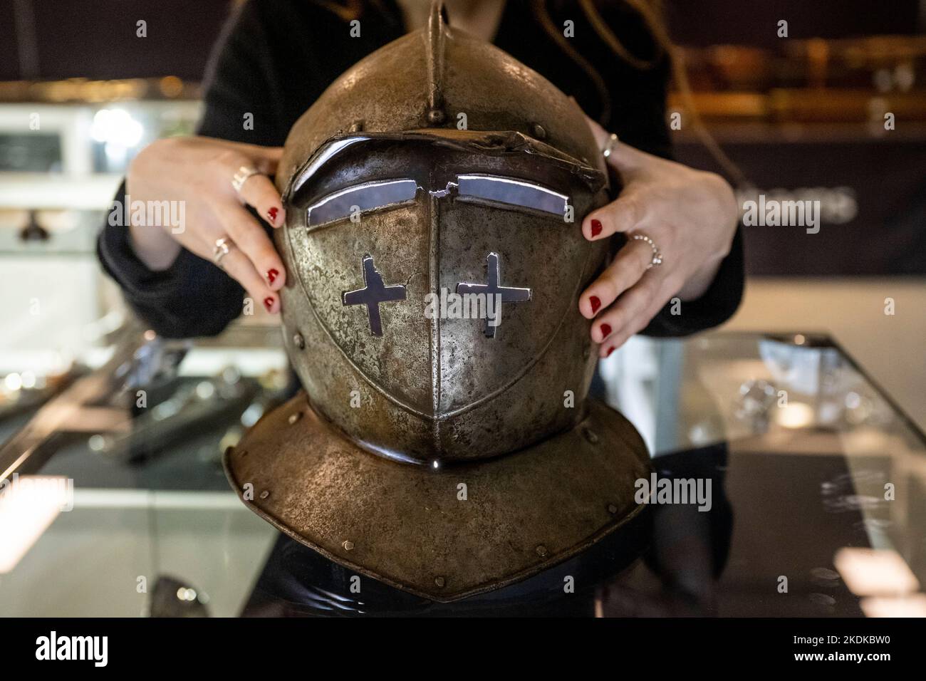 Londra, Regno Unito. 7 novembre 2022. Un membro dello staff presenta il casco di ‘‘Un mezzo armour tedesco’, inizio 17th ° secolo, (Est. $£2.500 - £3.500) ad una fotocall di Bonhams Arms and Armour sale che include la collezione Chris Wynn dei primi Purdeys. L'asta avrà luogo a Bonhams Knightsbridge il 9 novembre. Credit: Stephen Chung / Alamy Live News Foto Stock