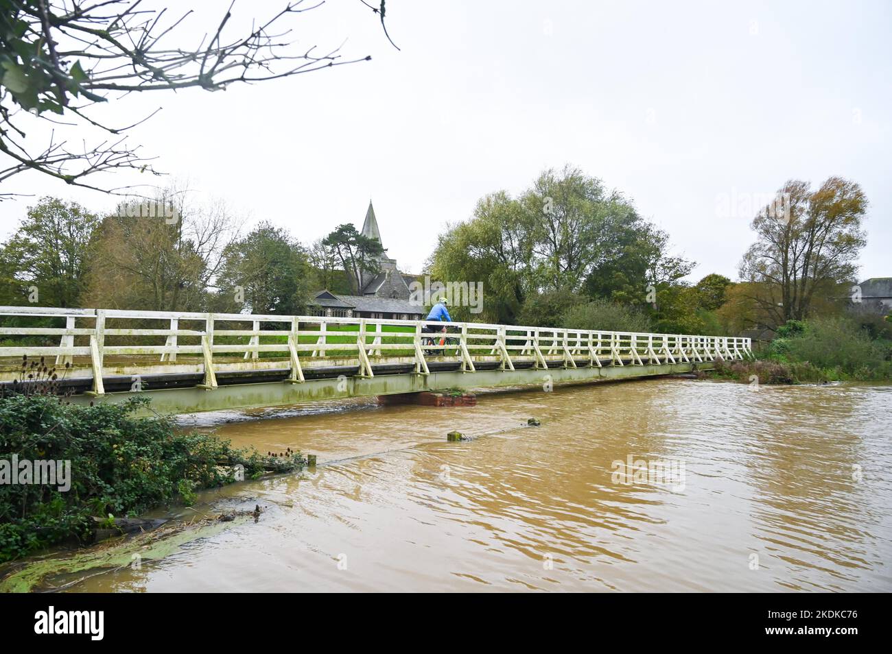 Alfriston East Sussex UK 7th novembre 2022 - il fiume Cuckmere allagato ad Alfriston , East Sussex dopo una forte pioggia con più previsioni di diffondersi in tutta la Gran Bretagna nei prossimi giorni : Credit Simon Dack / Alamy Live News Foto Stock