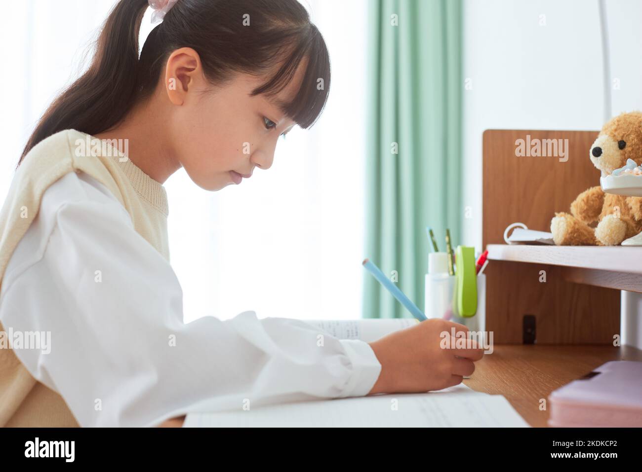 Giapponese kid lo studio a casa Foto Stock