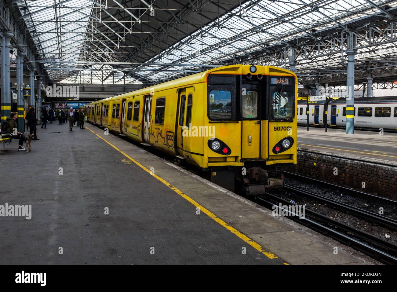 Un treno merseyrail in partenza per Hunts Cross, Liverpool. Foto Stock