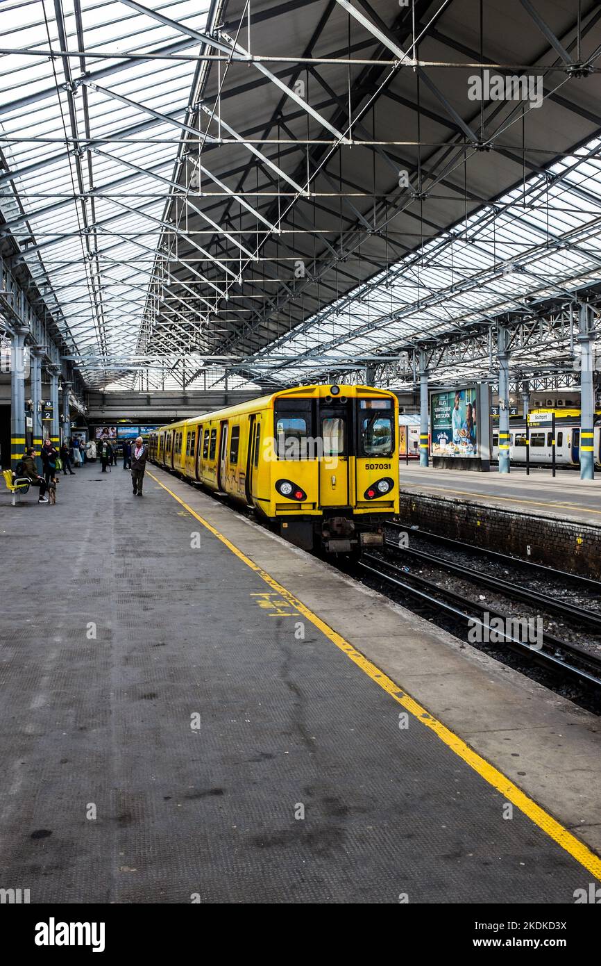 Un treno merseyrail in partenza per Hunts Cross, Liverpool. Foto Stock