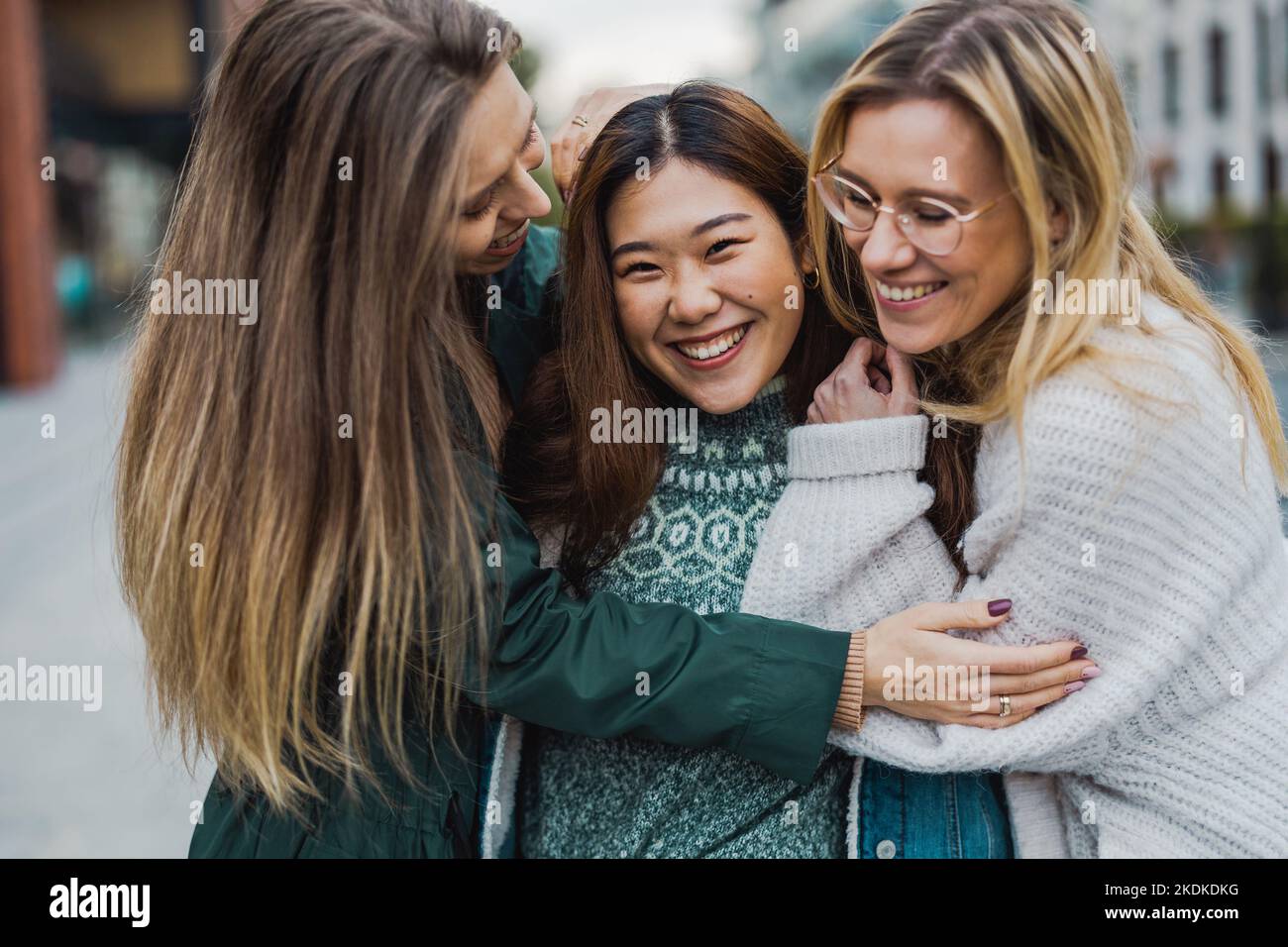 Gruppo di amici che si divertono in città Foto Stock