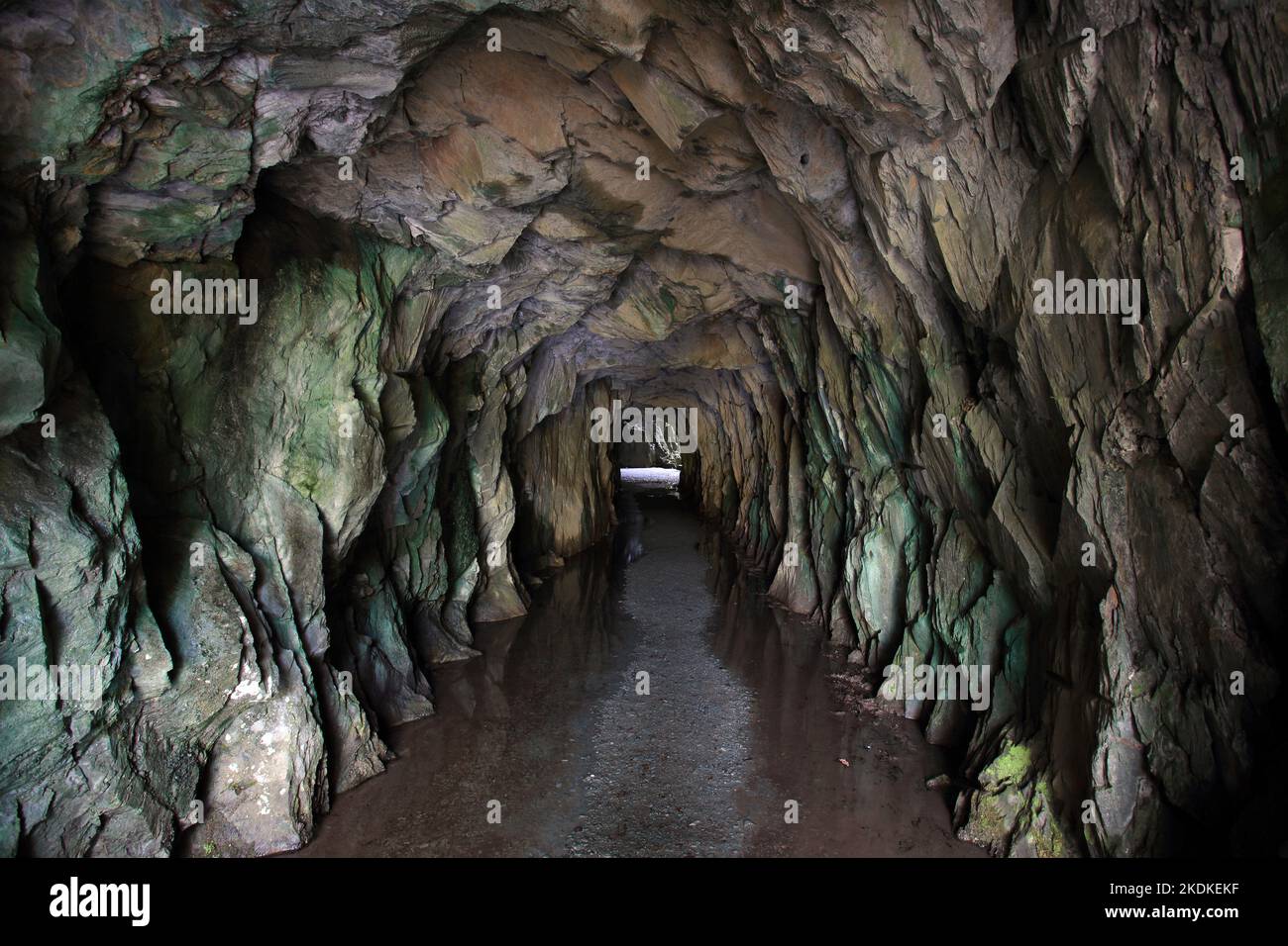 Tunnel che conduce alla grotta della Cattedrale a Little Langdale, Ambleside, Cumbria, Inghilterra, Regno Unito. Foto Stock