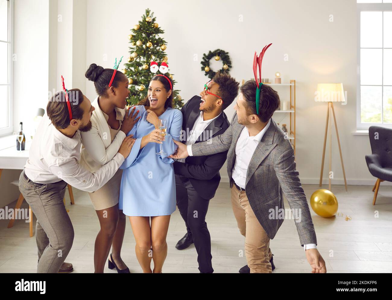 Gruppo di felici e divertenti giovani uomini e donne multietniche che si divertono alla festa di Natale Foto Stock