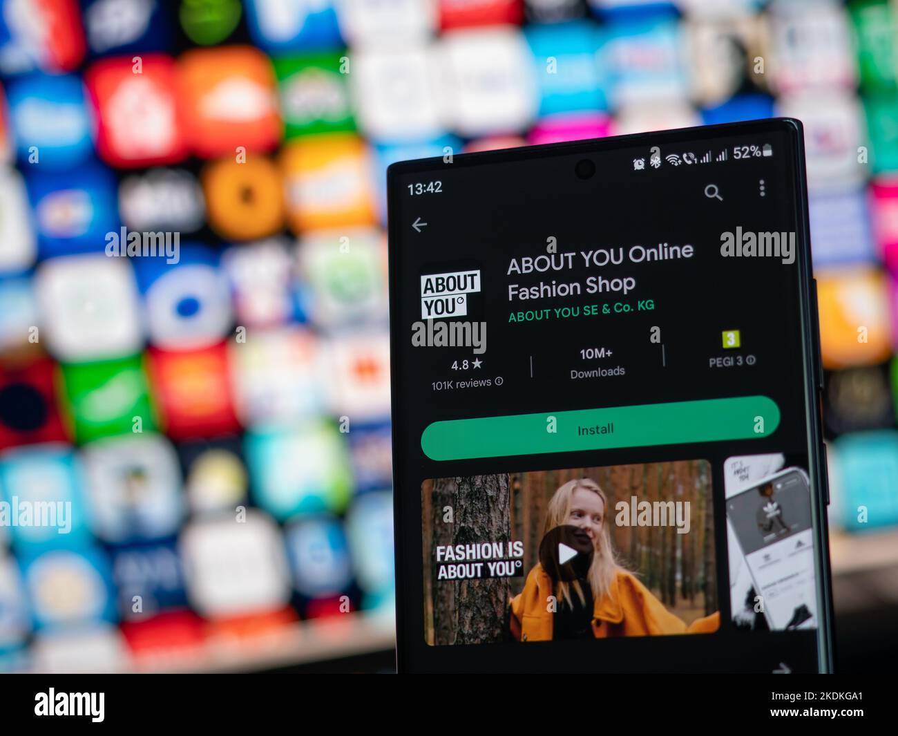 Galati, Romania - 31 ottobre 2022: L'applicazione Chi sei disponibile su Google Play Store per smartphone Android Foto Stock