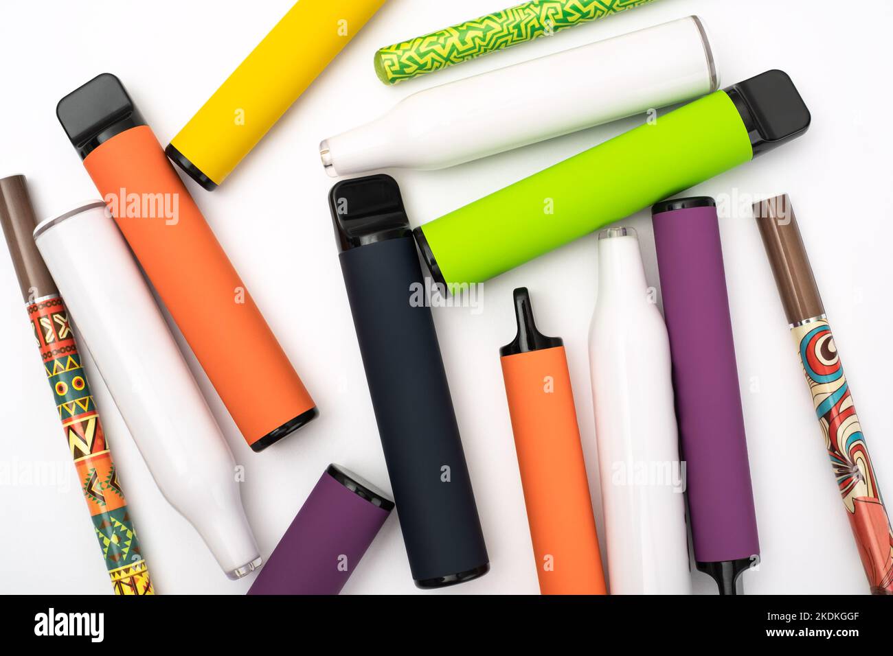 Varie sigarette elettroniche usa e getta. Concetto di moderna alternativa fumo, vaping e nicotina. Foto Stock
