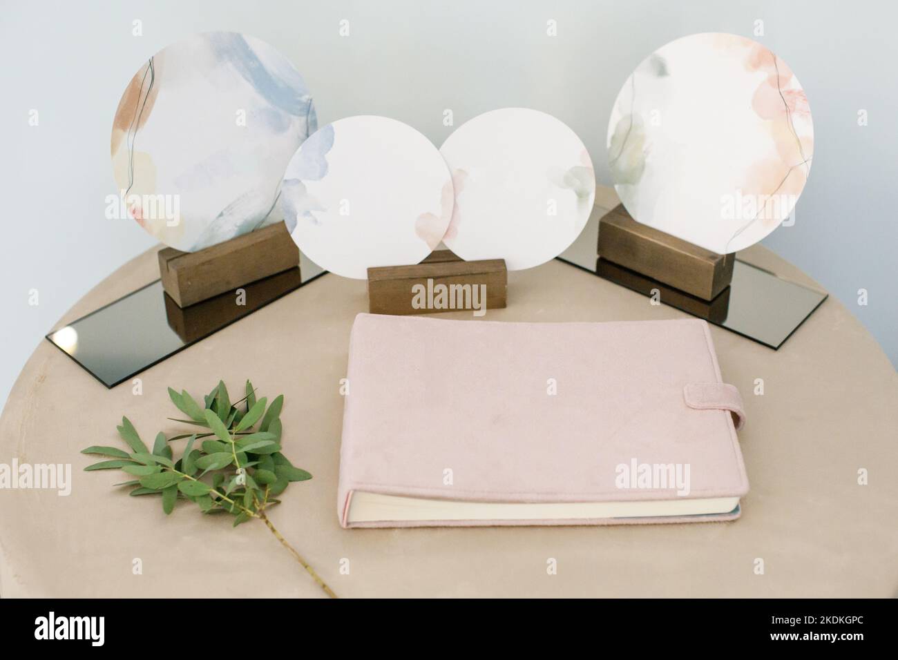 Libro bianco rosa, giornale, libro di ospiti di nozze, mockup del taccuino. Oggetto per il design e il branding. Bella pianta verde, texture tessile, vista dall'alto. Foto Stock