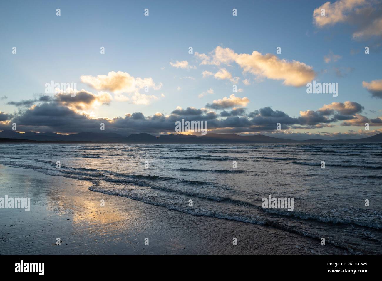 Splendida alba sulla spiaggia di Newborough sulla costa meridionale di Anglesey, Galles del Nord. Foto Stock