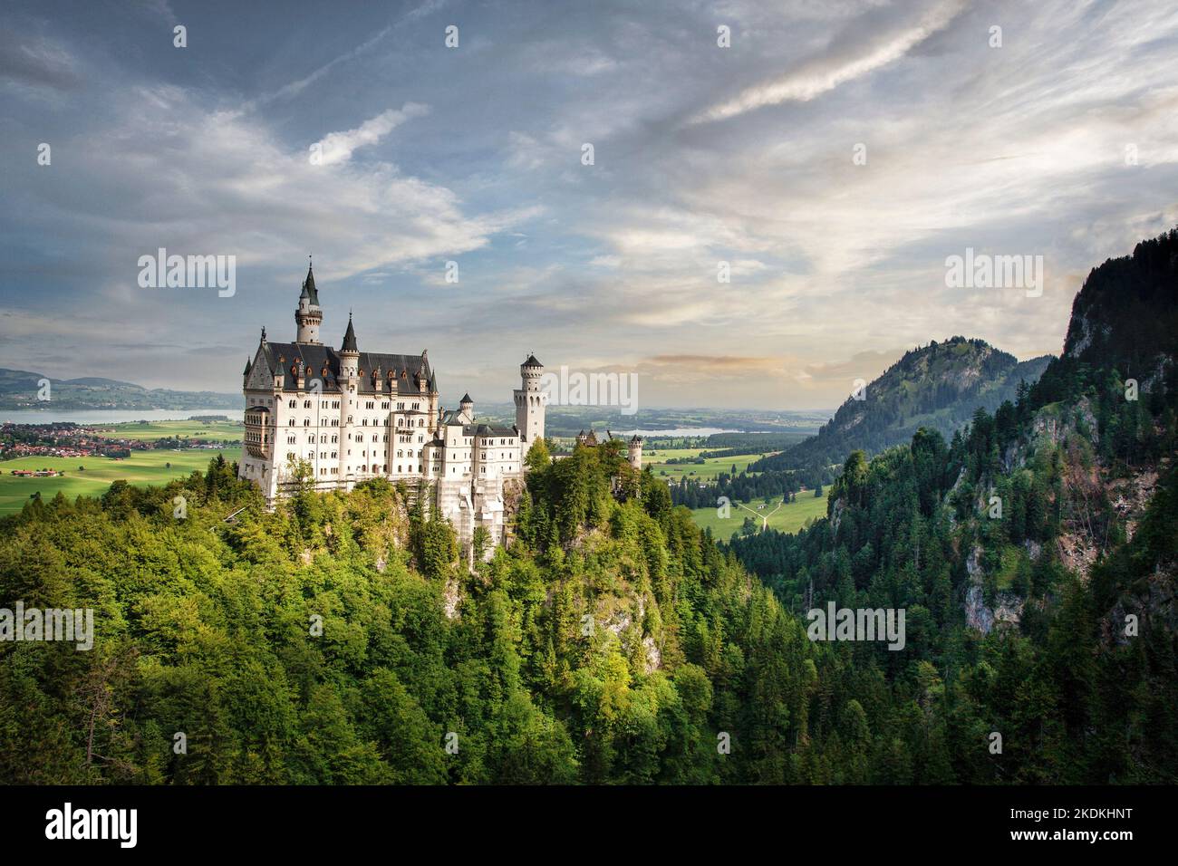 Il castello di Neuschwanstein sorge in alto sul paesaggio bavarese nella Germania meridionale, ai piedi delle Alpi. Foto Stock