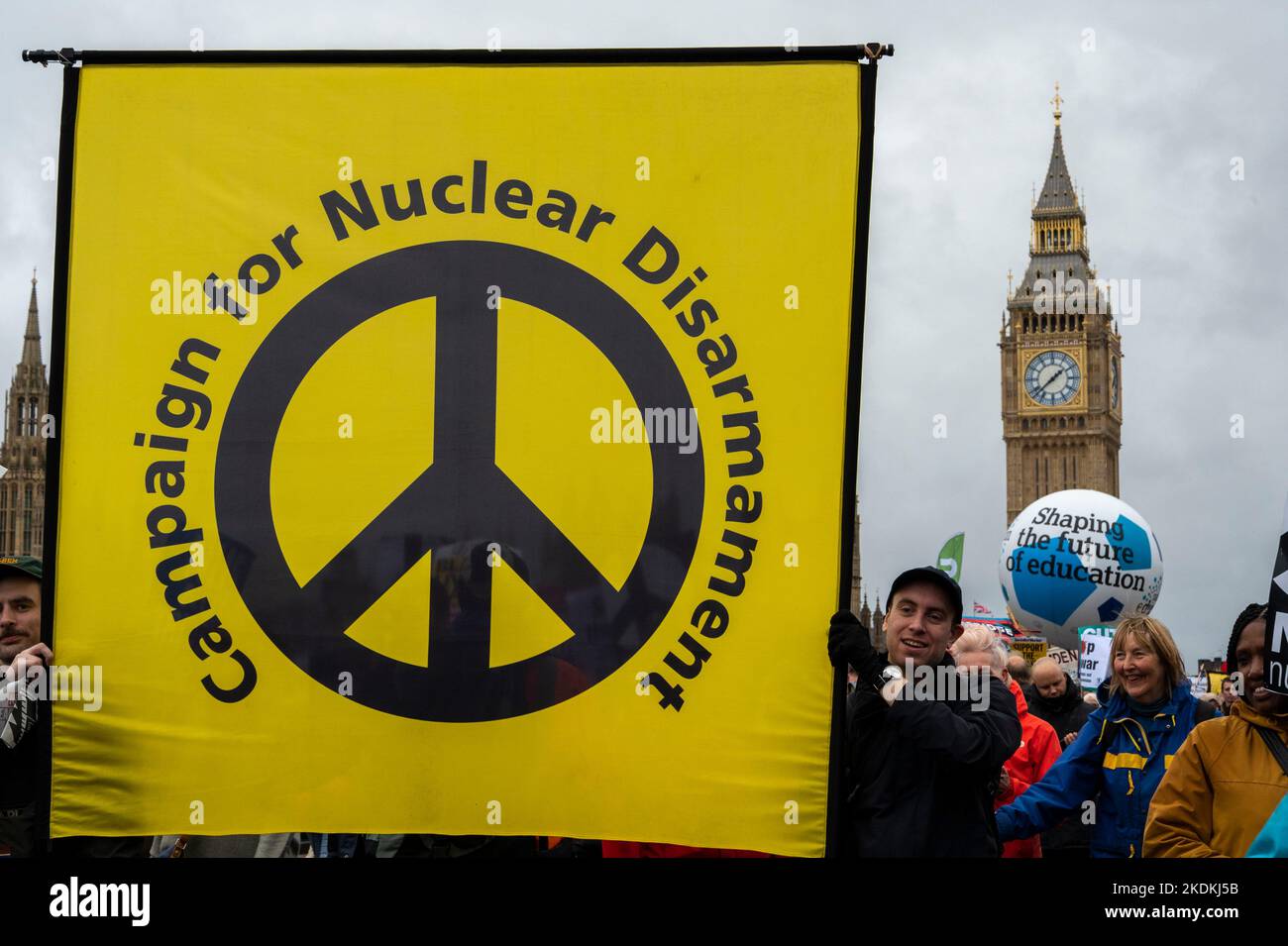 Sostenitori con il banner "Campagna per il disarmo nucleare" (CND) durante una manifestazione contro il governo conservatore. Foto Stock