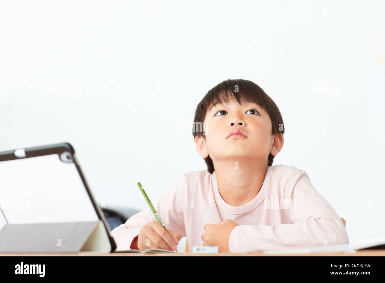 Giapponese kid lo studio a casa Foto Stock