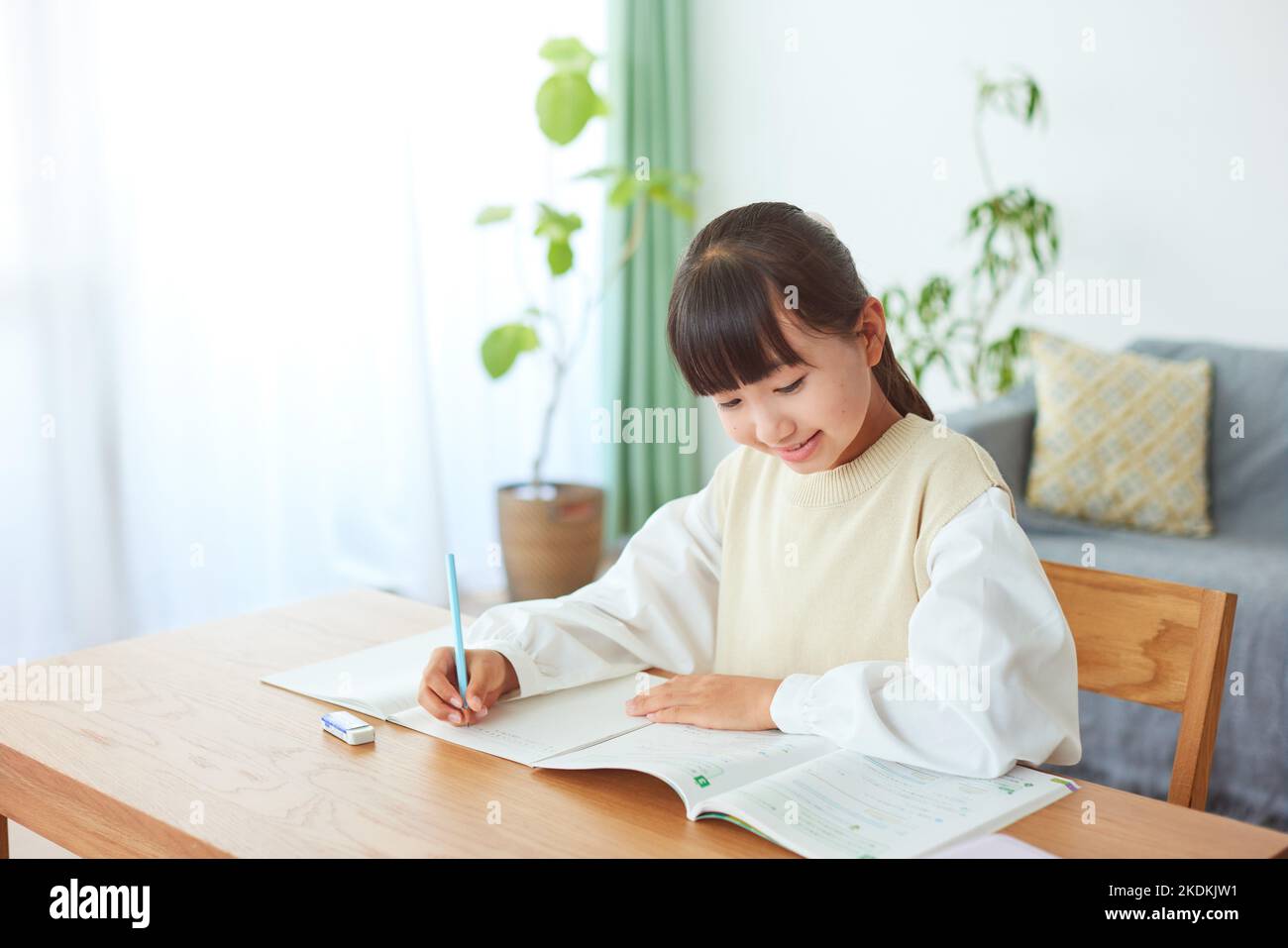 Giapponese kid lo studio a casa Foto Stock