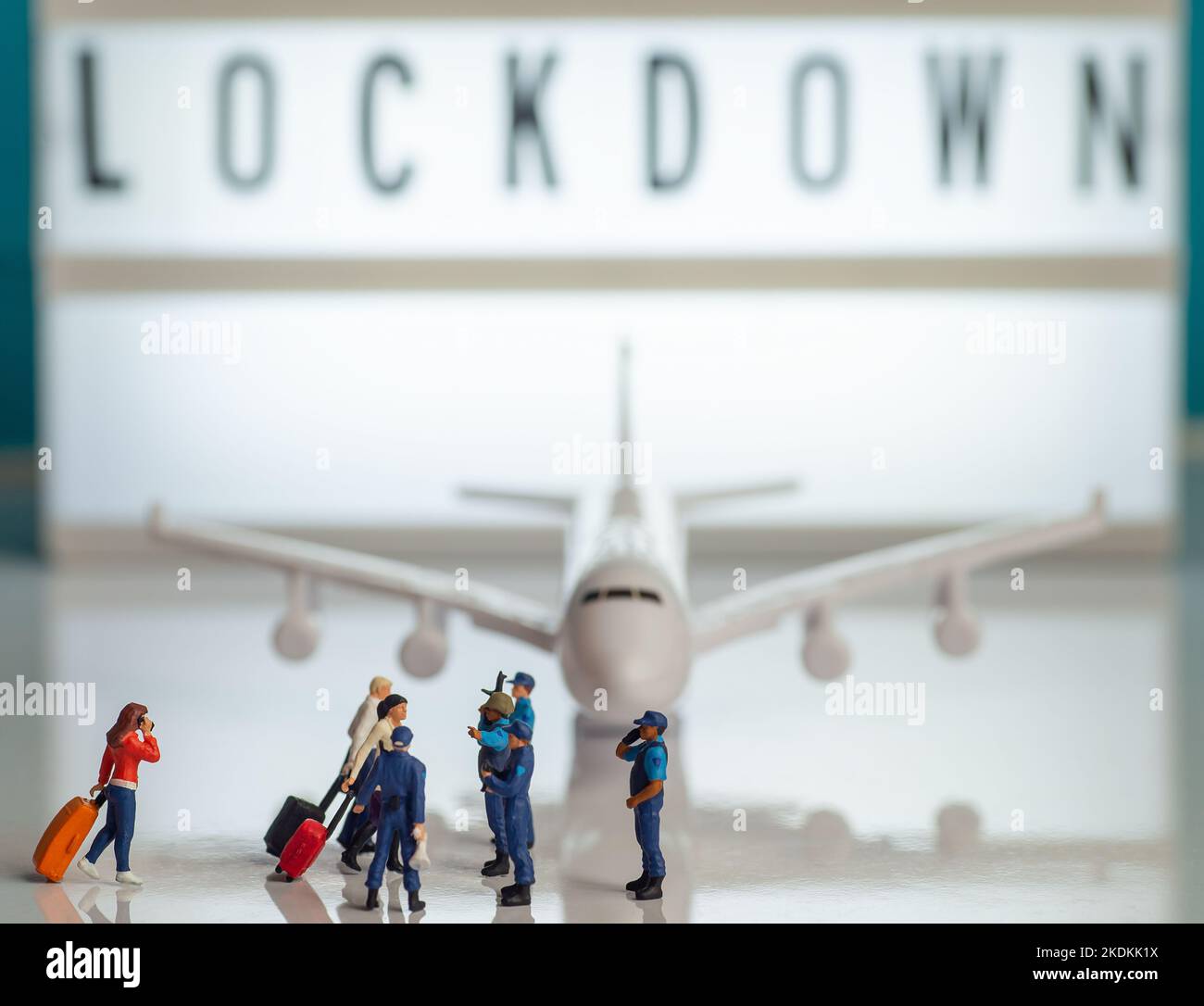 Sicurezza aeroporto restrizioni di viaggio blocco immagini concetto - giocattolo in miniatura figure di polizia o polizia di frontiera pattuglia ufficiali fermare i passeggeri di un piano Foto Stock