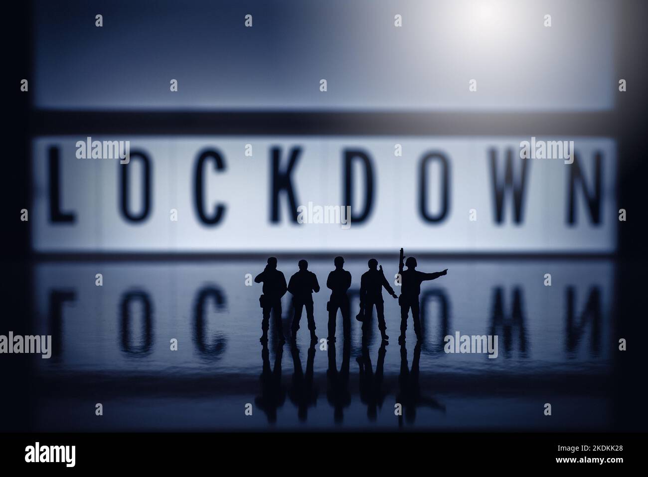 Lockdown Concept images - personaggi giocattolo in miniatura a chiave bassa delle forze di sicurezza - silhouette delle forze dell'esercito o della polizia. Foto Stock