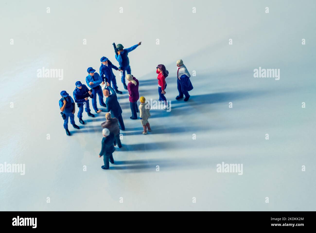 Immagini del concetto di blocco degli ordini di controllo del movimento (mco) - personaggi giocattolo in miniatura di poliziotti o agenti di pattuglia di confine che arrestano il pu Foto Stock