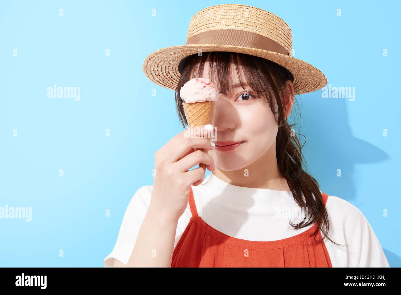 Giovane donna giapponese che mangia gelato Foto Stock