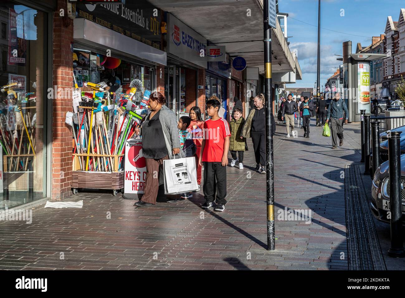 Negozio Home Essentials con esposizione esterna che vende prodotti per la casa su Abington Street, Northampton, Inghilterra, Regno Unito. Foto Stock