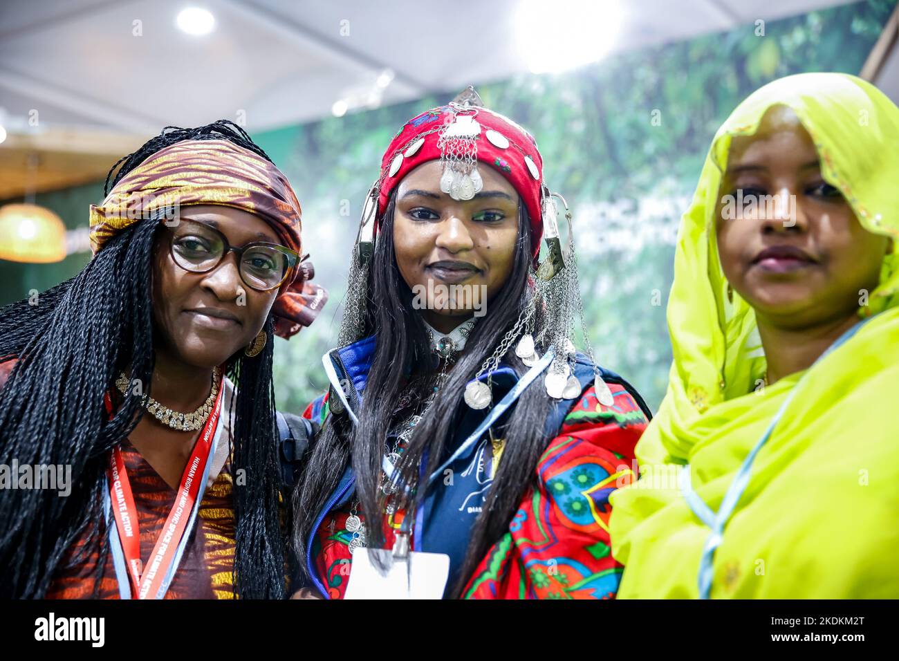 Le donne in abiti tradizionali posano nel padiglione del Congo il secondo giorno della COP27 Conferenza ONU sui cambiamenti climatici, tenuta dall'UNFCCC nel Centro Internazionale Congressi di Sharm El-Sheikh, Egitto, il 7 novembre 2022. COP27, che si svolgerà a Sharm El Sheikh dal novembre 6 al novembre 18, si concentra sull'attuazione delle misure già concordate nel corso dei precedenti cops. La Conferenza di Sharm El Sheikh si concentra anche sulle comunità più vulnerabili, poiché la crisi climatica indura le condizioni di vita di quelle già più svantaggiate. (Foto di Dominika Zarzycka/Sipa USA) Foto Stock