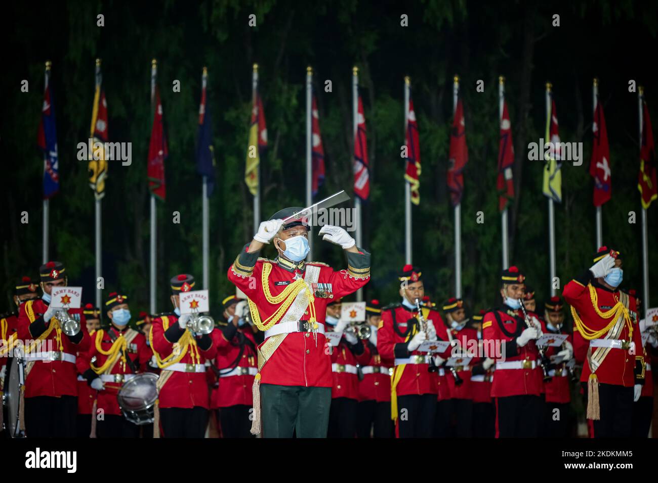 Kathmandu, Nepal. 7th Nov 2022. Il presidente del Nepal Bidya Devi Bhandari recensisce la guardia d'onore mentre parte per l'Islanda all'aeroporto internazionale di Tribhuvan a Kathmandu, capitale del Nepal, lunedì. Il presidente Bhandari parteciperà al Forum globale ReykjavÃ-k ''“ Women Leaders che si terrà a ReykjavÃ-k dal 8 al 10 novembre 2022. Donne leader politici hanno deciso di conferire quest'anno il prestigioso WPL Trailblazer Award a Bhandari. (Credit Image: © Amit Machamasi/ZUMA Press Wire) Credit: ZUMA Press, Inc./Alamy Live News Foto Stock