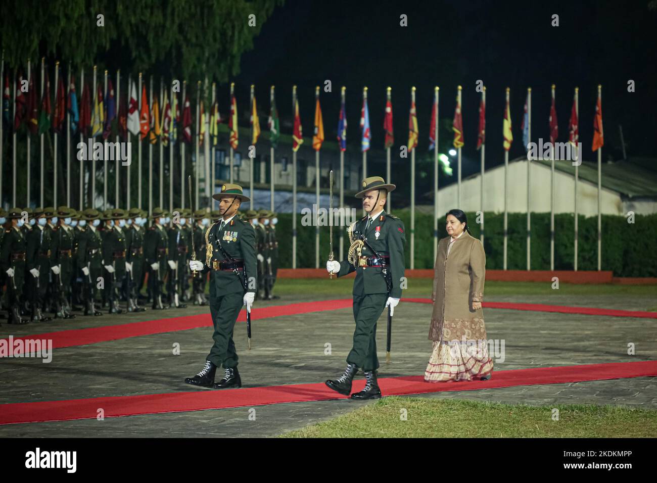 Kathmandu, Nepal. 7th Nov 2022. Il presidente del Nepal Bidya Devi Bhandari recensisce la guardia d'onore mentre parte per l'Islanda all'aeroporto internazionale di Tribhuvan a Kathmandu, capitale del Nepal, lunedì. Il presidente Bhandari parteciperà al Forum globale ReykjavÃ-k ''“ Women Leaders che si terrà a ReykjavÃ-k dal 8 al 10 novembre 2022. Donne leader politici hanno deciso di conferire quest'anno il prestigioso WPL Trailblazer Award a Bhandari. (Credit Image: © Amit Machamasi/ZUMA Press Wire) Credit: ZUMA Press, Inc./Alamy Live News Foto Stock