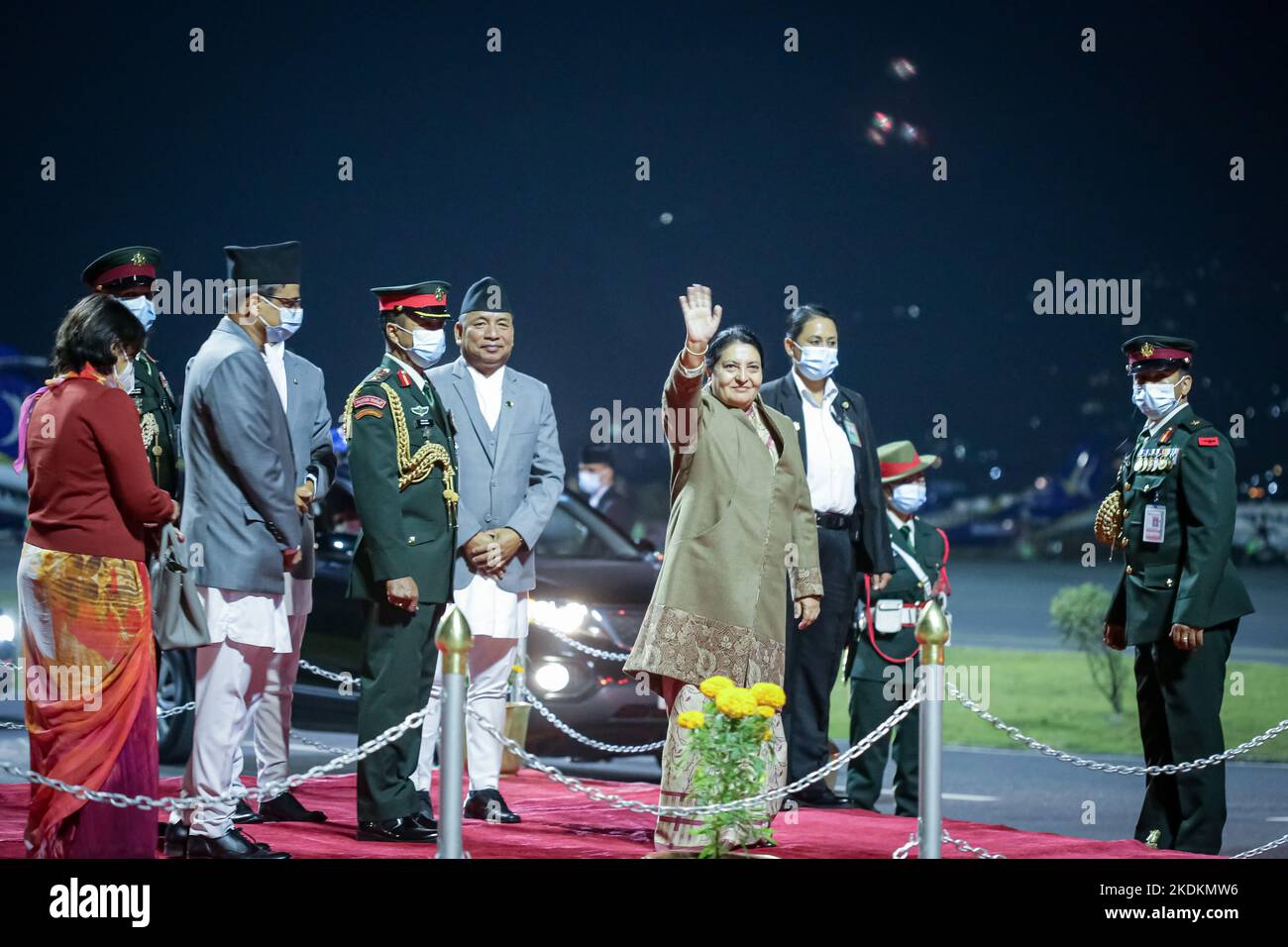Kathmandu, Nepal. 7th Nov 2022. Il presidente nepalese Bidya Devi Bhandari si è recata lunedì per una visita in Islanda all'aeroporto internazionale di Tribhuvan a Kathmandu, capitale del Nepal. Il presidente Bhandari parteciperà al Forum globale ReykjavÃ-k ''“ Women Leaders che si terrà a ReykjavÃ-k dal 8 al 10 novembre 2022. Donne leader politici hanno deciso di conferire quest'anno il prestigioso WPL Trailblazer Award a Bhandari. (Credit Image: © Amit Machamasi/ZUMA Press Wire) Credit: ZUMA Press, Inc./Alamy Live News Foto Stock