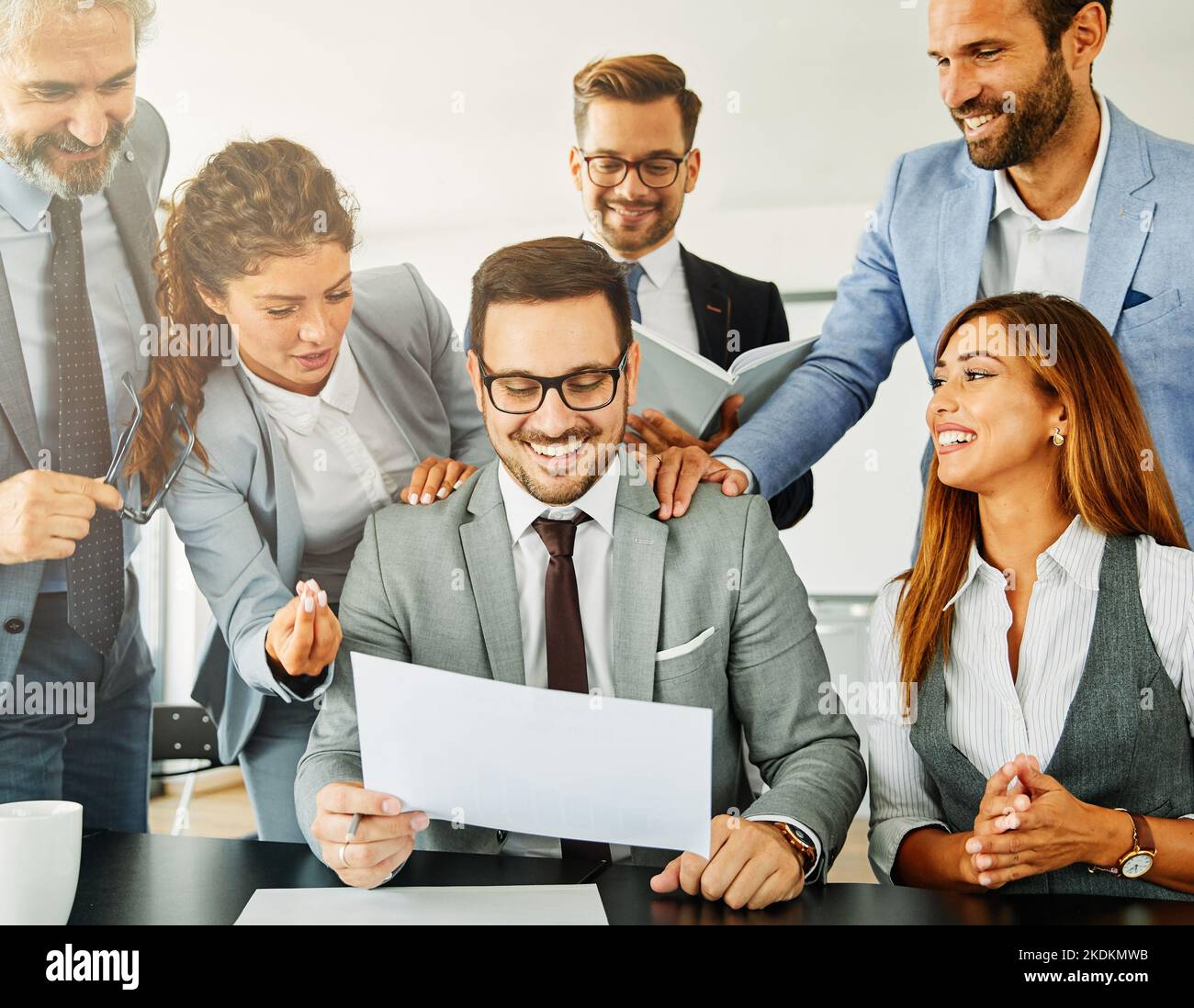 giovani uomini d'affari riunione ufficio gruppo di lavoro di squadra successo aziendale senior maturo collega rete di computer tablet Foto Stock