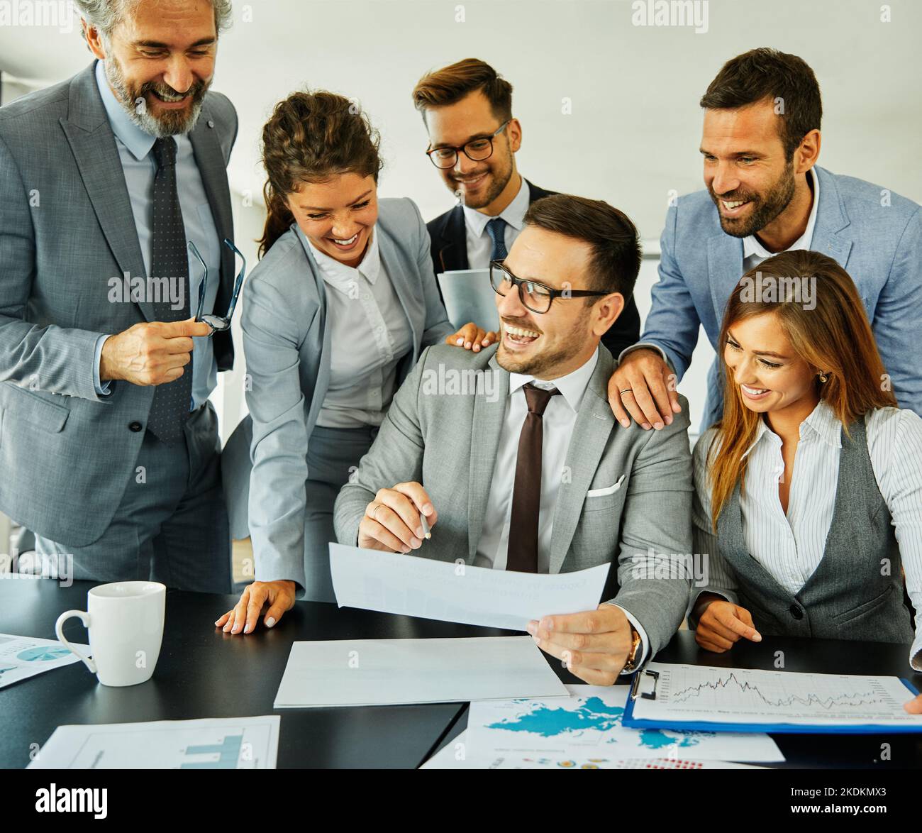 giovani uomini d'affari riunione ufficio gruppo di lavoro di squadra successo aziendale senior maturo collega rete di computer tablet Foto Stock