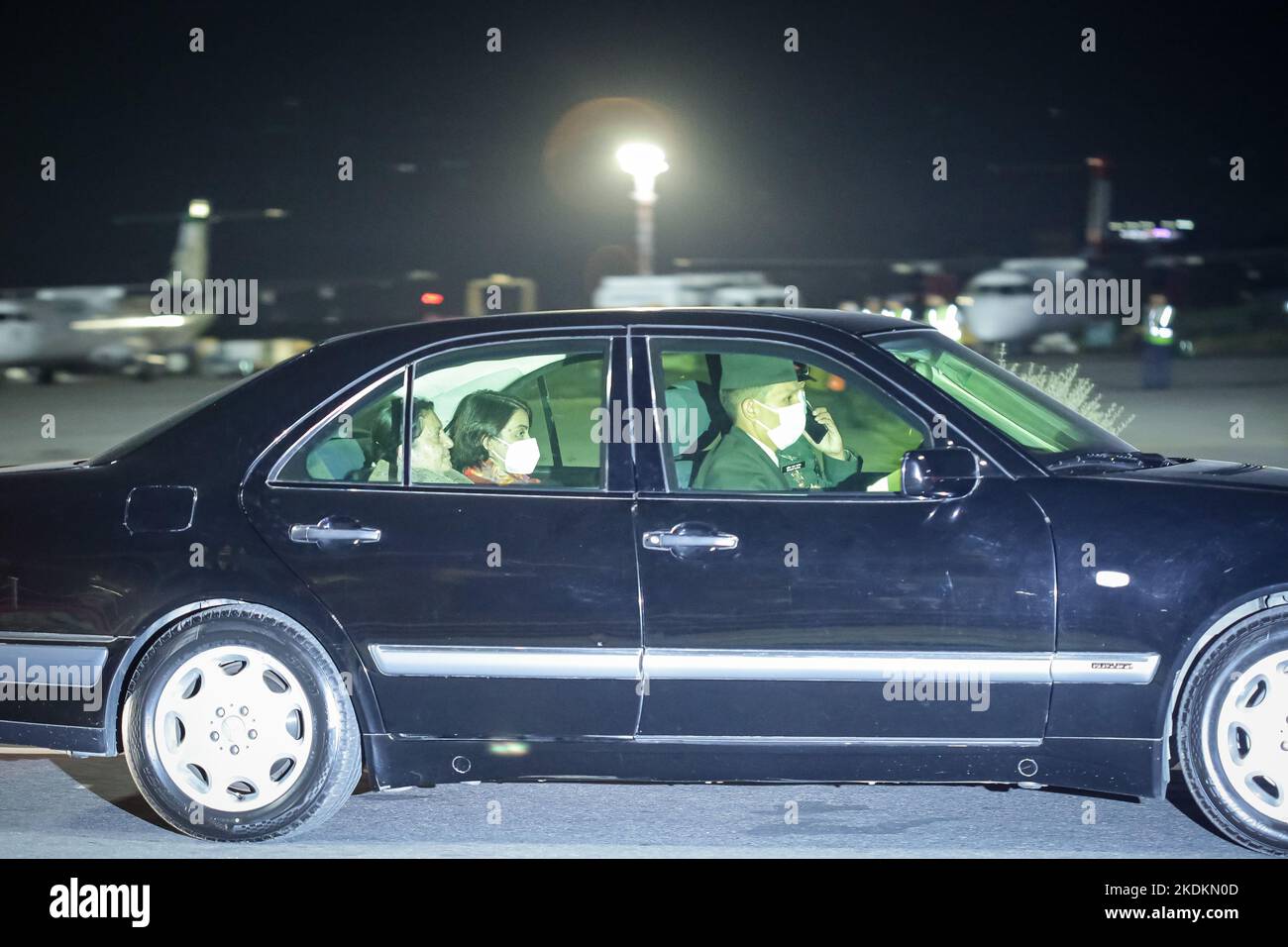 Kathmandu, Nepal. 7th Nov 2022. Il Presidente del Nepal Bidya Devi Bhandari parte lunedì per una visita in Islanda dall'aeroporto internazionale di Tribhuvan a Kathmandu. Il presidente Bhandari parteciperà al Forum globale ReykjavÃ-k ''“ Women Leaders che si terrà a ReykjavÃ-k dal 8 al 10 novembre 2022. Donne leader politici hanno deciso di conferire quest'anno il prestigioso WPL Trailblazer Award a Bhandari. (Credit Image: © Amit Machamasi/ZUMA Press Wire) Credit: ZUMA Press, Inc./Alamy Live News Foto Stock