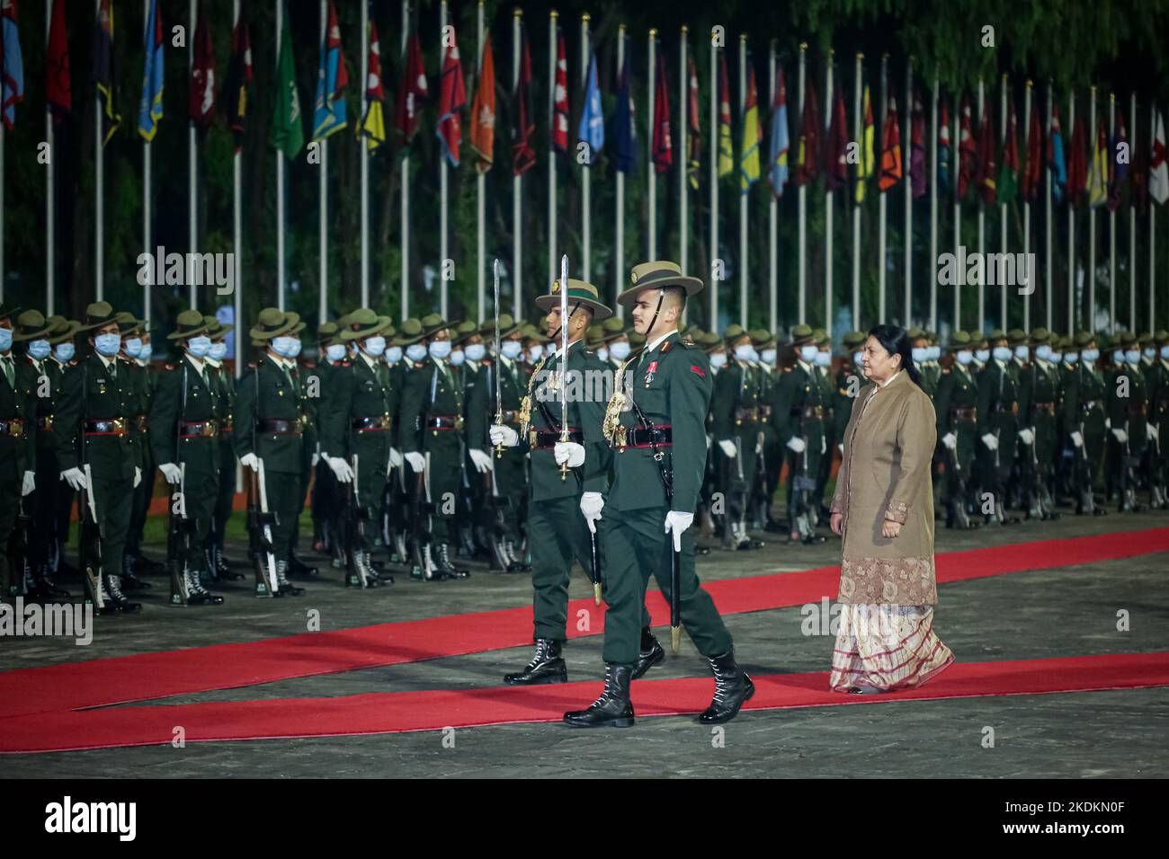 Kathmandu, Nepal. 7th Nov 2022. Il presidente del Nepal Bidya Devi Bhandari recensisce la guardia d'onore mentre parte per l'Islanda all'aeroporto internazionale di Tribhuvan a Kathmandu, capitale del Nepal, lunedì. Il presidente Bhandari parteciperà al Forum globale ReykjavÃ-k ''“ Women Leaders che si terrà a ReykjavÃ-k dal 8 al 10 novembre 2022. Donne leader politici hanno deciso di conferire quest'anno il prestigioso WPL Trailblazer Award a Bhandari. (Credit Image: © Amit Machamasi/ZUMA Press Wire) Credit: ZUMA Press, Inc./Alamy Live News Foto Stock