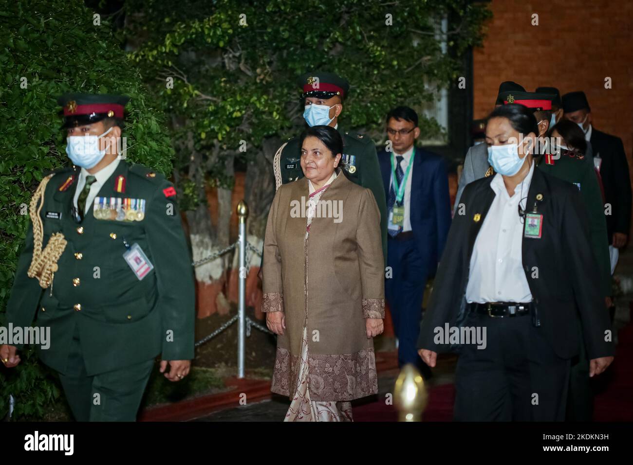Kathmandu, Nepal. 7th Nov 2022. Il Presidente del Nepal Bidya Devi Bhandari parte lunedì per una visita in Islanda dall'aeroporto internazionale di Tribhuvan a Kathmandu. Il presidente Bhandari parteciperà al Forum globale ReykjavÃ-k ''“ Women Leaders che si terrà a ReykjavÃ-k dal 8 al 10 novembre 2022. Donne leader politici hanno deciso di conferire quest'anno il prestigioso WPL Trailblazer Award a Bhandari. (Credit Image: © Amit Machamasi/ZUMA Press Wire) Credit: ZUMA Press, Inc./Alamy Live News Foto Stock