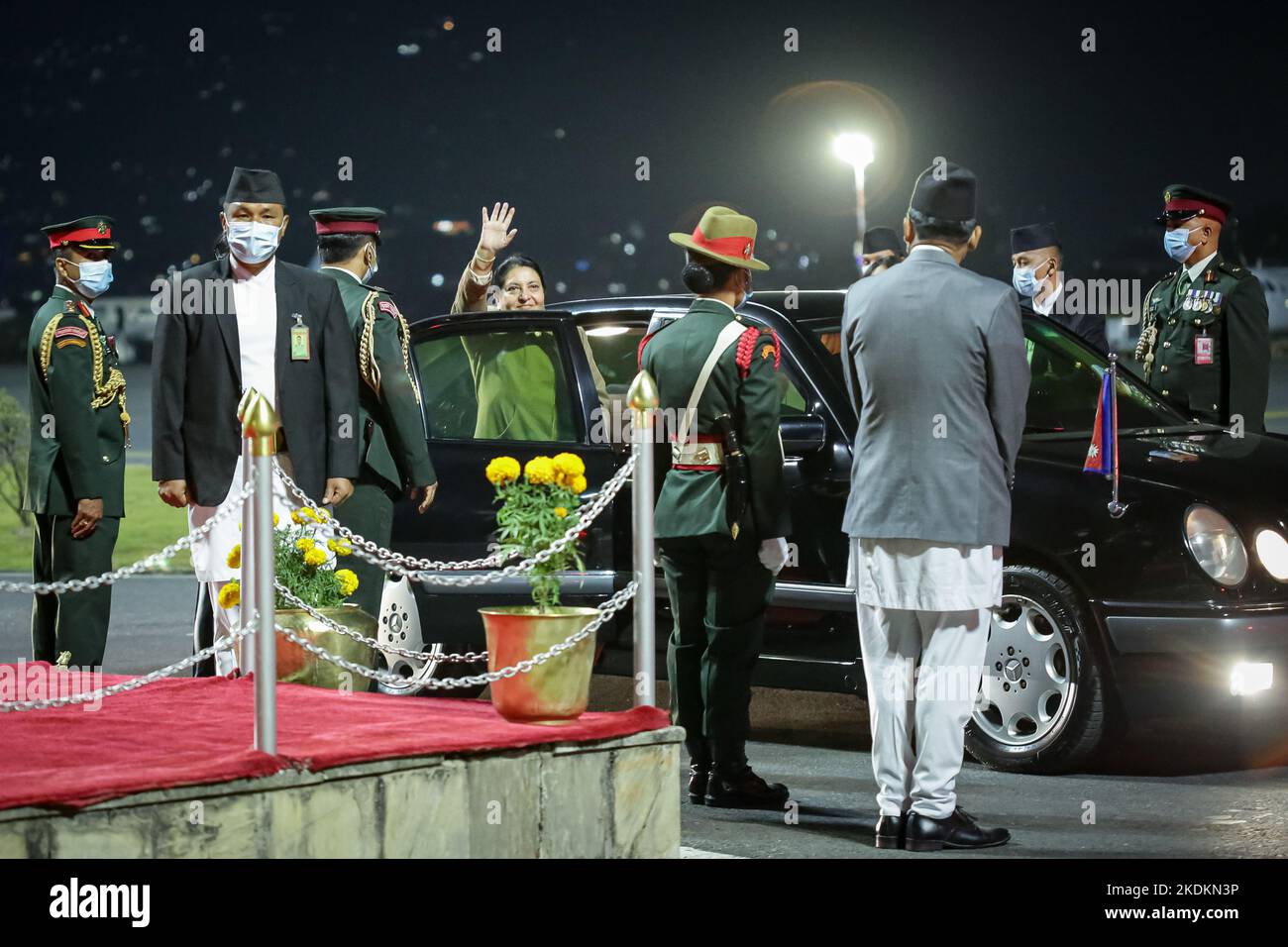 Kathmandu, Nepal. 7th Nov 2022. Il presidente nepalese Bidya Devi Bhandari si è recata lunedì per una visita in Islanda all'aeroporto internazionale di Tribhuvan a Kathmandu, capitale del Nepal. Il presidente Bhandari parteciperà al Forum globale ReykjavÃ-k ''“ Women Leaders che si terrà a ReykjavÃ-k dal 8 al 10 novembre 2022. Donne leader politici hanno deciso di conferire quest'anno il prestigioso WPL Trailblazer Award a Bhandari. (Credit Image: © Amit Machamasi/ZUMA Press Wire) Credit: ZUMA Press, Inc./Alamy Live News Foto Stock