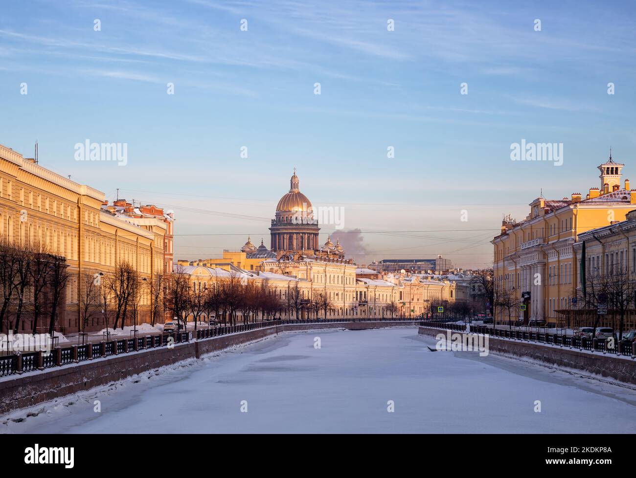 Inverno Pietroburgo. Vista della cattedrale di Sant'Isacco e degli argini del fiume Moika Foto Stock