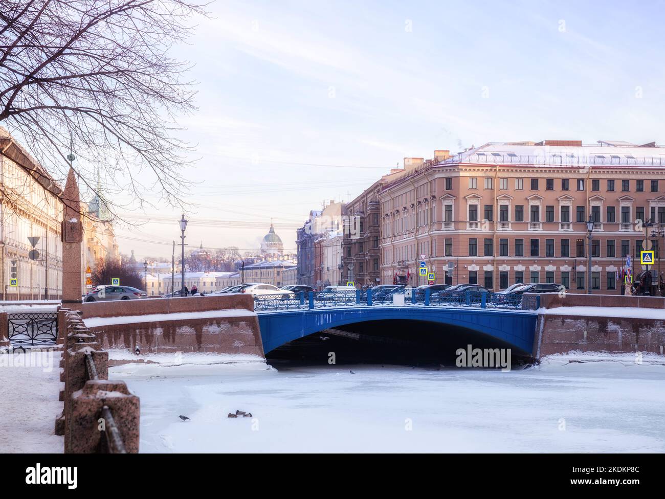 Inverno Pietroburgo. Ponte blu e antichi edifici sulle rive del fiume Moika Foto Stock