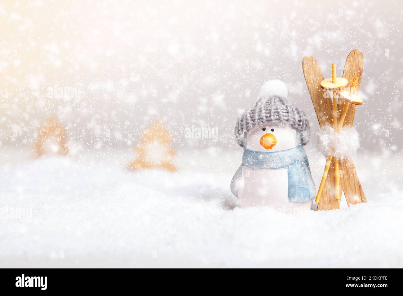 Composizione di Natale invernale. Pinguino giocattolo con sci nella neve. Foto Stock