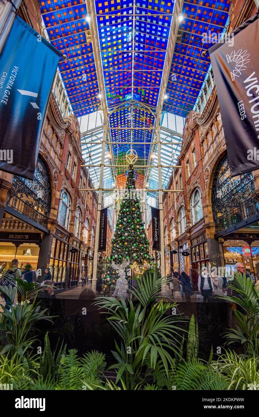 Albero di Natale in una splendida galleria vittoriana a Victoria, Leeds ---off di Briggate. Foto Stock